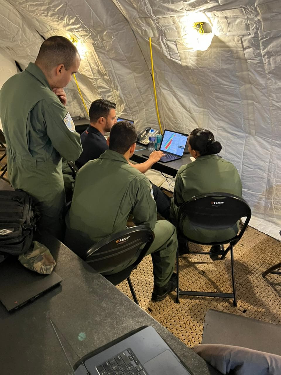 Equipe da Força Aérea Brasileira acompanha a operação do Ísis em um posto de trabalho do exercício